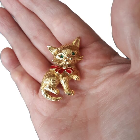 Vintage Kitty Cat Brooch Red Enamel Bow Tie Green Crystal Eyes - Picture 2 of 3